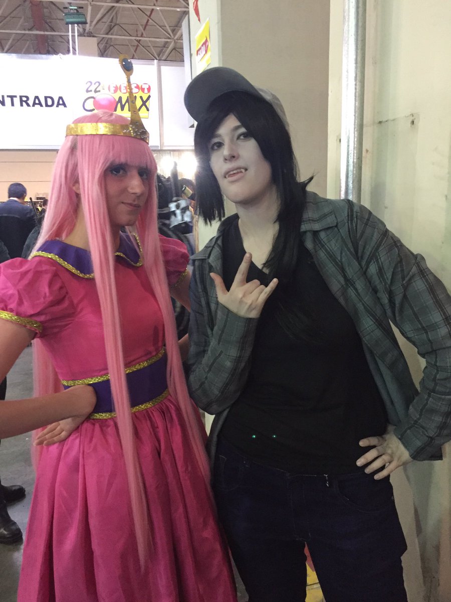 Nerdbunker's tweet photo. Também tem cosplay aqui na #FestComix ! Essas são @Liizlestrange e @osirismaru como Princesa Jujuba e Marceline! https://t.co/LzR6JgO4Gd