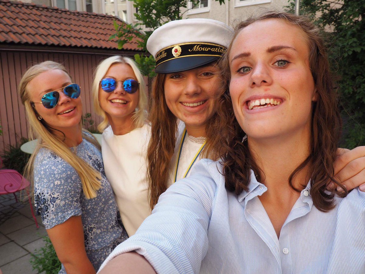 EmmaFernis's tweet photo. Vad hade jag gjort utan er? https://t.co/ZlLCf7kDBJ