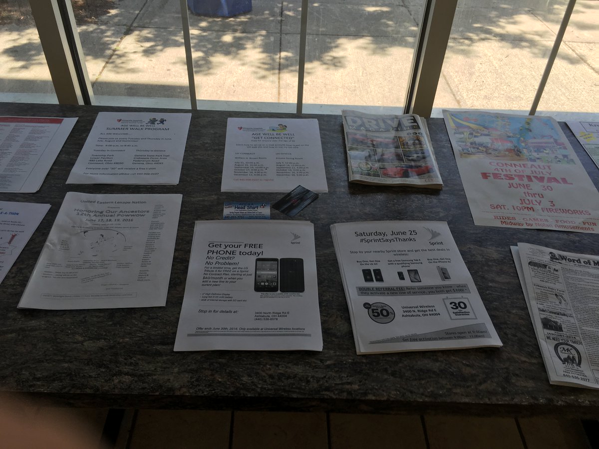 UwSprintBula's tweet photo. Great weather to be waving signs and passing out flyers! @DavidGraham68 @AndieeMiller7 @UWGMJason https://t.co/P5nOXwUCYT