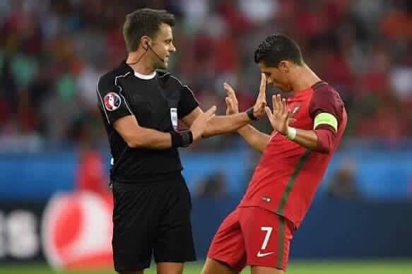 اتركني فأنا الأفضل أخر 20 سنة !!😁
.
هذه ليست كذبة أبريل .. بل كذبة القرن الـ20 !!😜😂
.
#البرتغال_النمسا 😁😂