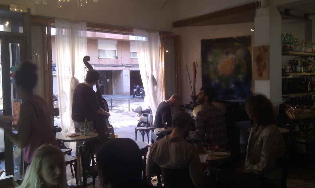 xcasanovasc's tweet photo. Genial #Inauditbcn al #Poblenou hem gaudit de bona música i ambient amb la gent del barri. Gràcies @eixcomercpoble9 https://t.co/8OXVPZpQ3Y