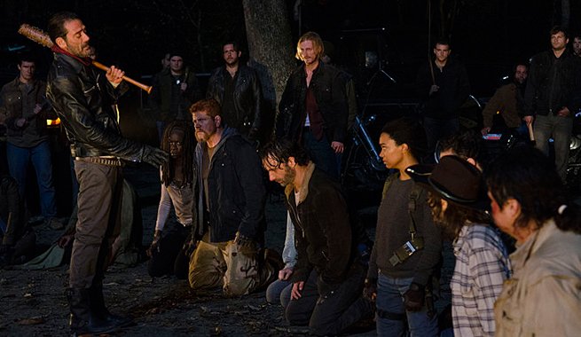 watchtvv's tweet photo. 'The Walking Dead' ha rodado ya hasta 11 principios de temporada para evitar que se filtre la víctima de Negan https://t.co/Kuwg0wZPMj