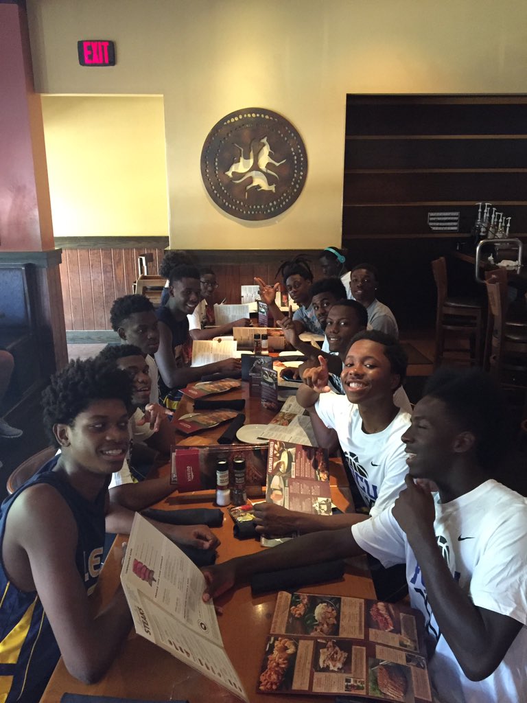 LehighHoops's tweet photo. Grub time at #outbacksteakhouse #TeamMeal https://t.co/obzhL1Qnxl