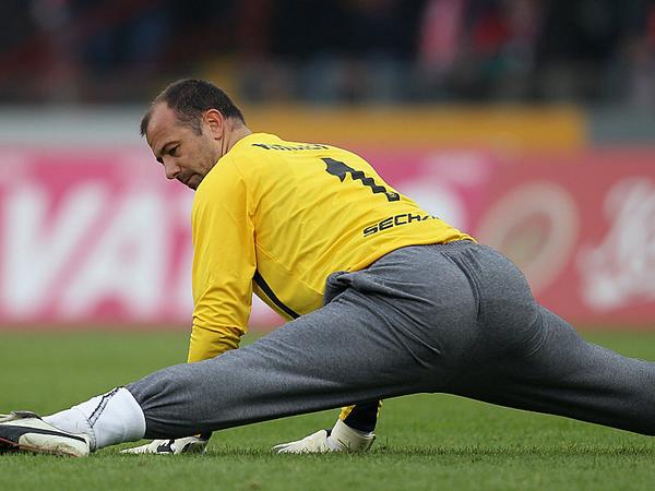 JoaquinTeixeira's tweet photo. GOLEIRO DA HUNGRIA TEM 40 ANOS É CARECA TÁ ACIMA DO PÊSO E JOGA COM CALÇA DE MOLETÃO.

O FUTEBOL AINDA RESPIRA. https://t.co/5PS1PBaAF5