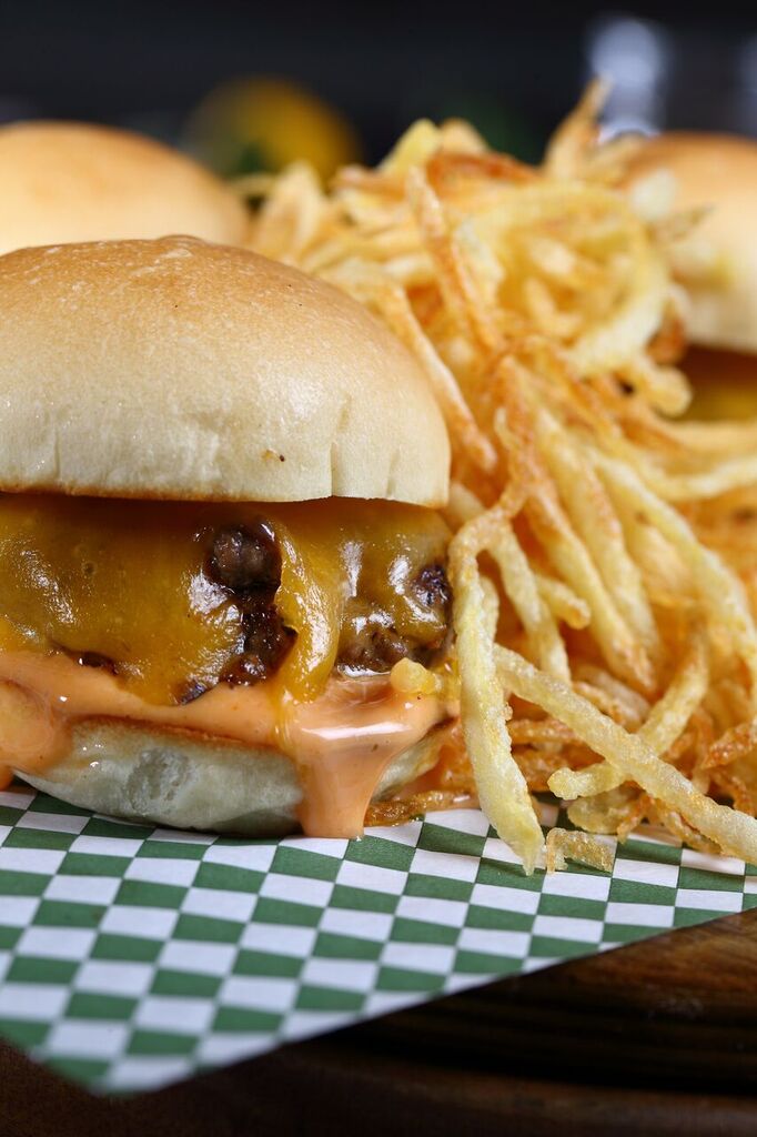 MMCKuwait's tweet photo. Who’s in for a juicy burger?
منو مشتهي برجر اليوم عل�� السحور؟

#MMCKuwait  
#MeemCafe https://t.co/MaKqYm4yKh