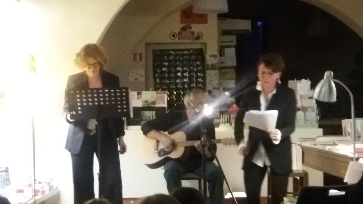 cec_robustelli's tweet photo. "L'urlo" di Allen Ginsberg nell'interpretazione di Chiara Argelli e Silvia Rubes alla @LeProsivendole di #pontedera https://t.co/NXi45TeNpd