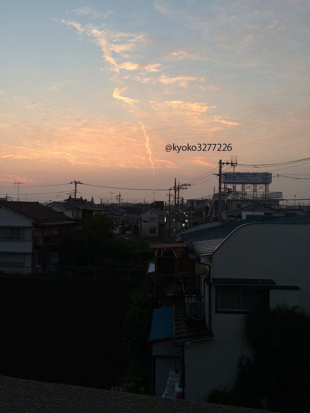 きょうこ 1本長い雲 隕石落下の後の影響 H28 6 19 地震雲 長い帯状の雲 おかしな雲 線状の雲 朝 帯状 形地震雲 T Co Oa9x4xlffp Twitter