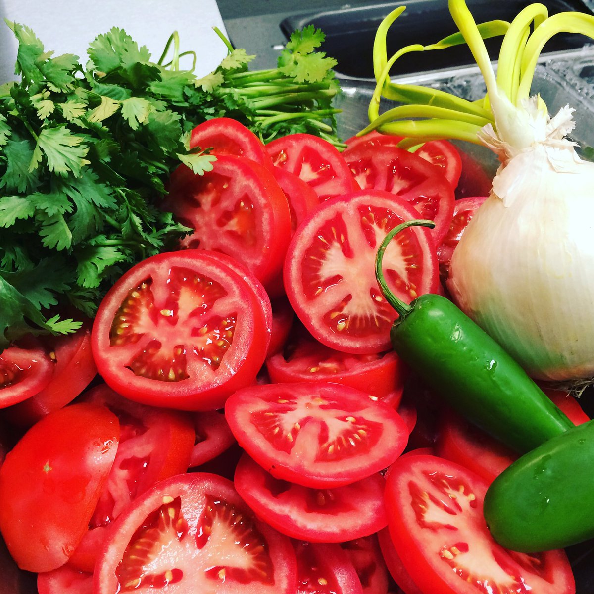 casavaccapdx's tweet photo. Prepping Pico for tonight's dinner! See ya in a few hours 🍅🌶🍴#mexican #pdxeats https://t.co/D1InlUMfHh