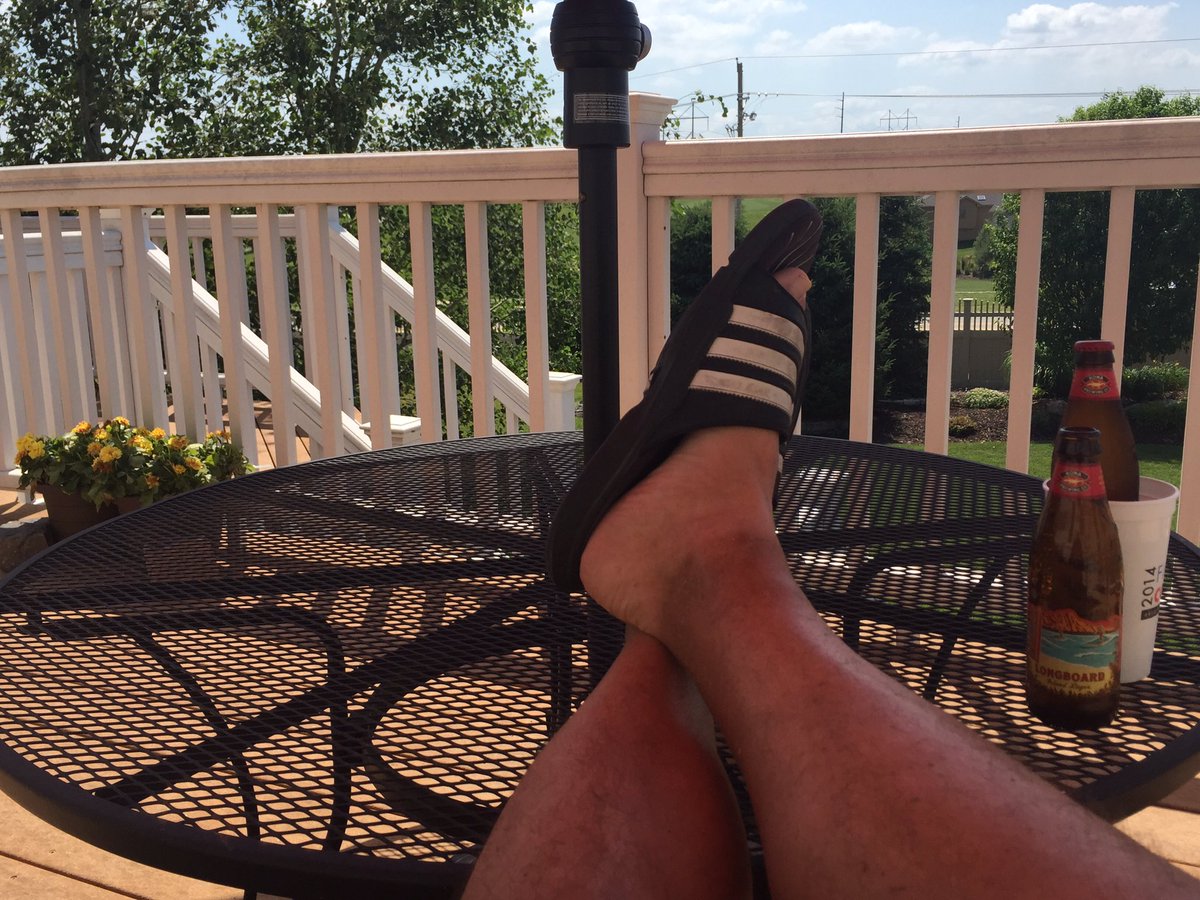 Omaha_Tiger's tweet image. #BeerReward #LawnMowed #BackyardBeach #DeckBeach #KonaBrewing #Longboard #Weekend #TanLines #Sun #BeachUmbrella