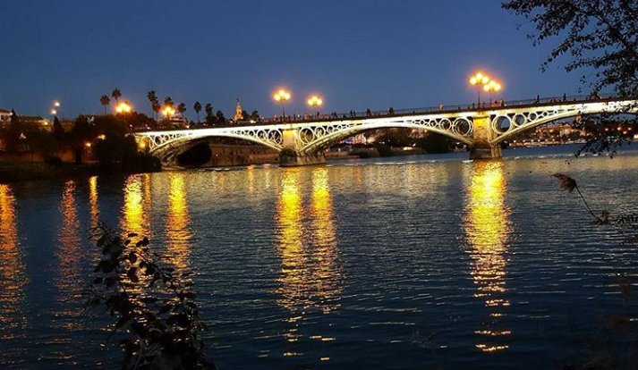 ArteySevillania's tweet photo. La magia de un puente que une dos orillas que no pueden vivir la una sin la otra.. https://t.co/dxaDaTnKLm