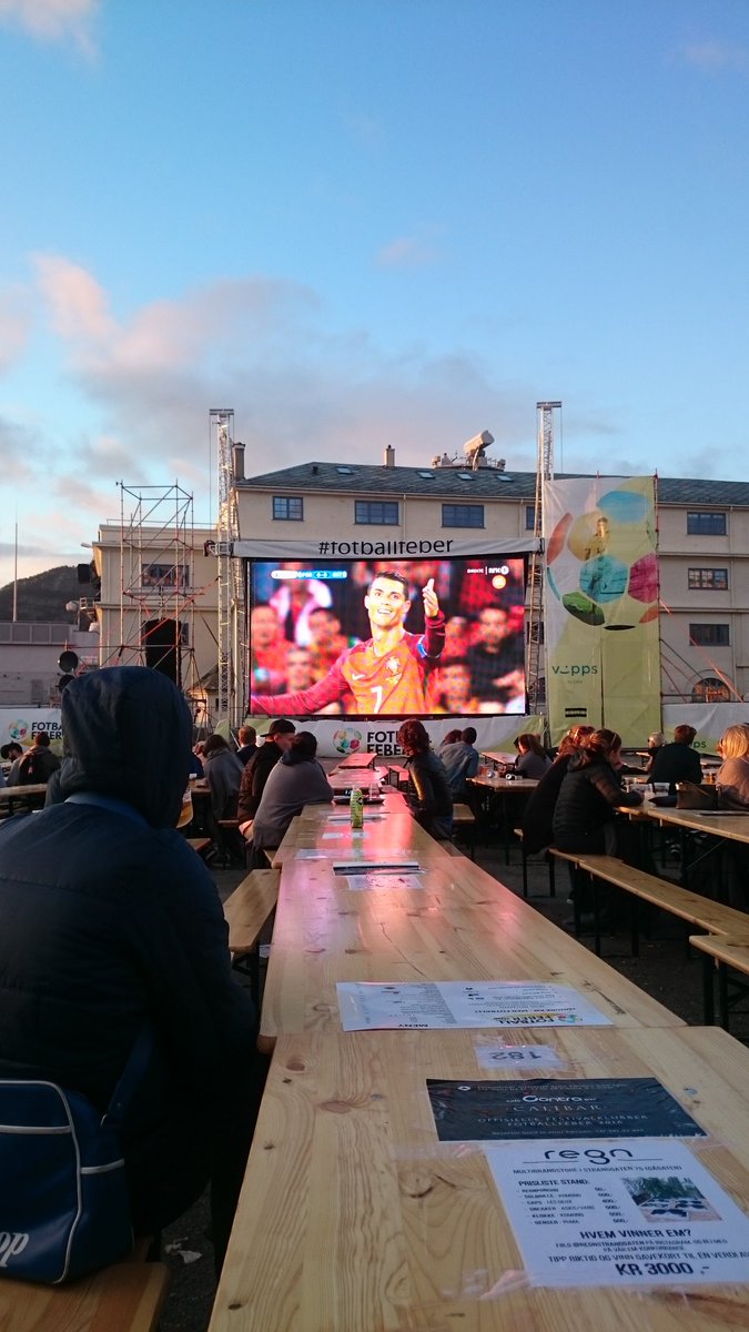 thomasdiger's tweet photo. @larssivertsen igjen gir jeg fotball en sjanse, trosser vind og regnet men han her fyren gjør det vanskelig for meg. https://t.co/sSYMWmtxEK