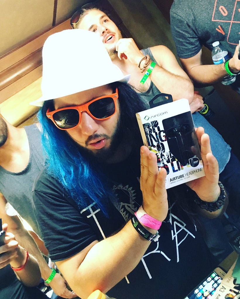 bobbyduque's tweet photo. Shoutout to @Aircomaudio for the new headphones! 😱 #droolyface https://t.co/Iv22DY76KZ