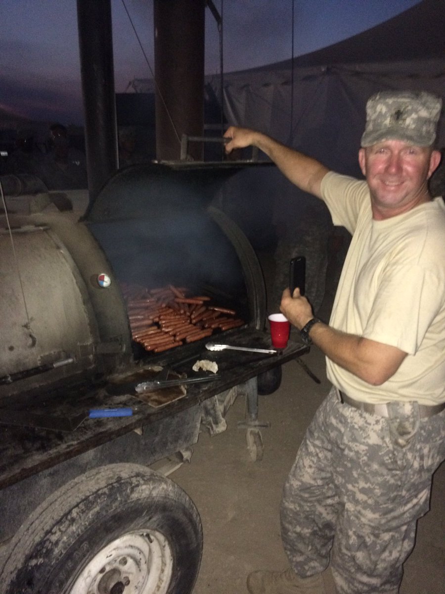 2_198AR's tweet photo. Chaplain Ray is a hotdog cooking Man of God. Thanks Soldiers for job well done https://t.co/u62LWXrLg5