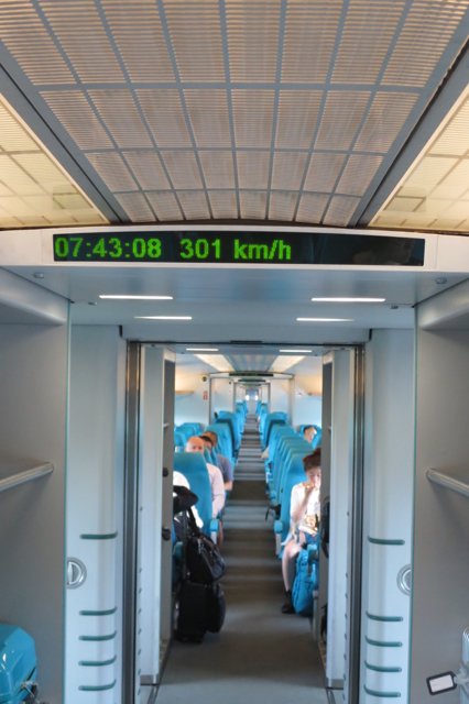 EconomicCyclist's tweet photo. The Economy may be slowing but the trains are fast: only in China! #F584 #China https://t.co/q1CgOgaYGa https://t.co/PV9oG0x9YC