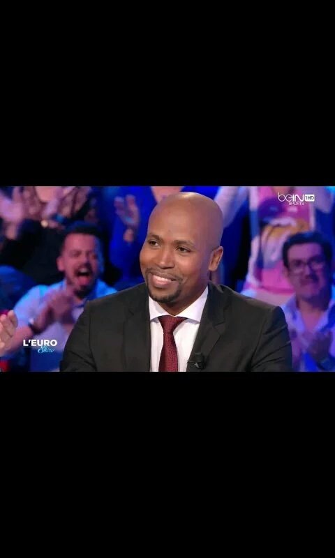 BOURBIER__'s tweet image. Rohff est habillé comme le vigile de Lidl qui te regard du coin de l'oeil au rayon bonbon