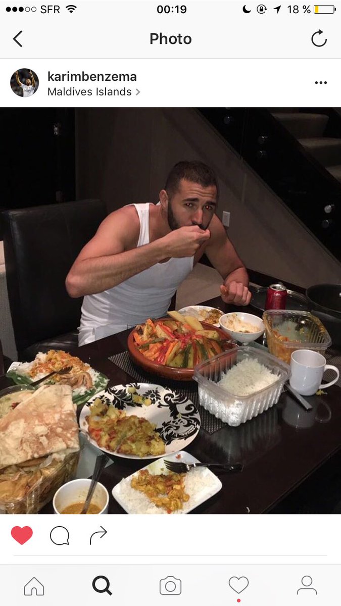 So92212's tweet image. Benzema mangeant un plat maghrébin. Une provocation de trop à l'égard de la France ?#TweetCommeLEquipe