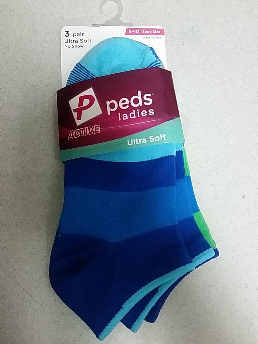 kpaws17's tweet photo. When your boss buys you socks bcuz you forgot yours... # workgoals https://t.co/Wd5SBz3QBk
