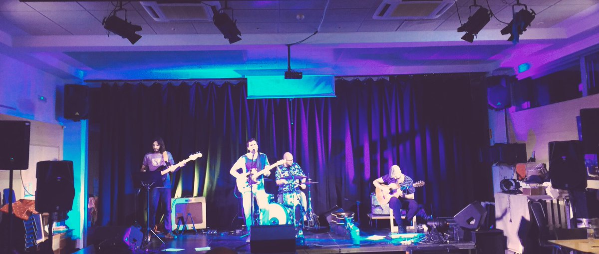 polcruells's tweet photo. Ara és el torn de @Nuarmusica al concert de @microscopi_ a @ElVelodrom !👏🏻👏🏻👏🏻 https://t.co/ZZmfey4bDe