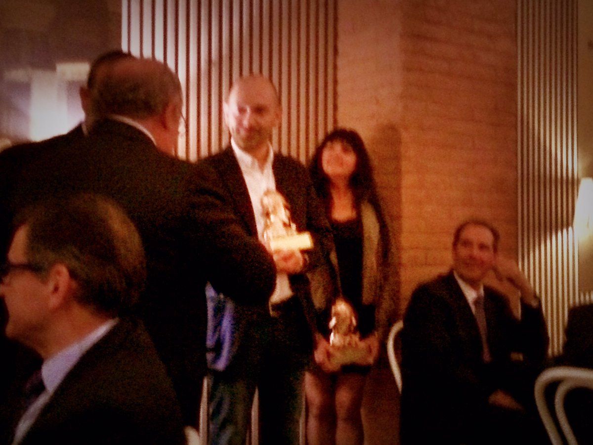 _DETCON_'s tweet photo. @life4n6 entrega el #premioMassMedia2016 al Sr.Vilamajó en nombre del @codpcat durante #LaNitdelDetectiu #DETCON2016 https://t.co/06pZwoy75o