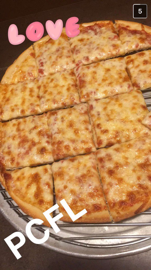 OmgPizzaClub's tweet photo. #Pizza #Love #PizzaSnaps https://t.co/zsRjENYtdk