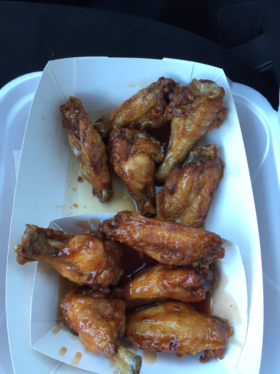 MGspeaksUP's tweet photo. When your fave wing #foodtruck @WingzzaTruck tweets out that they have #MapleBaconWings....you go find them! https://t.co/T0wUOogIxj
