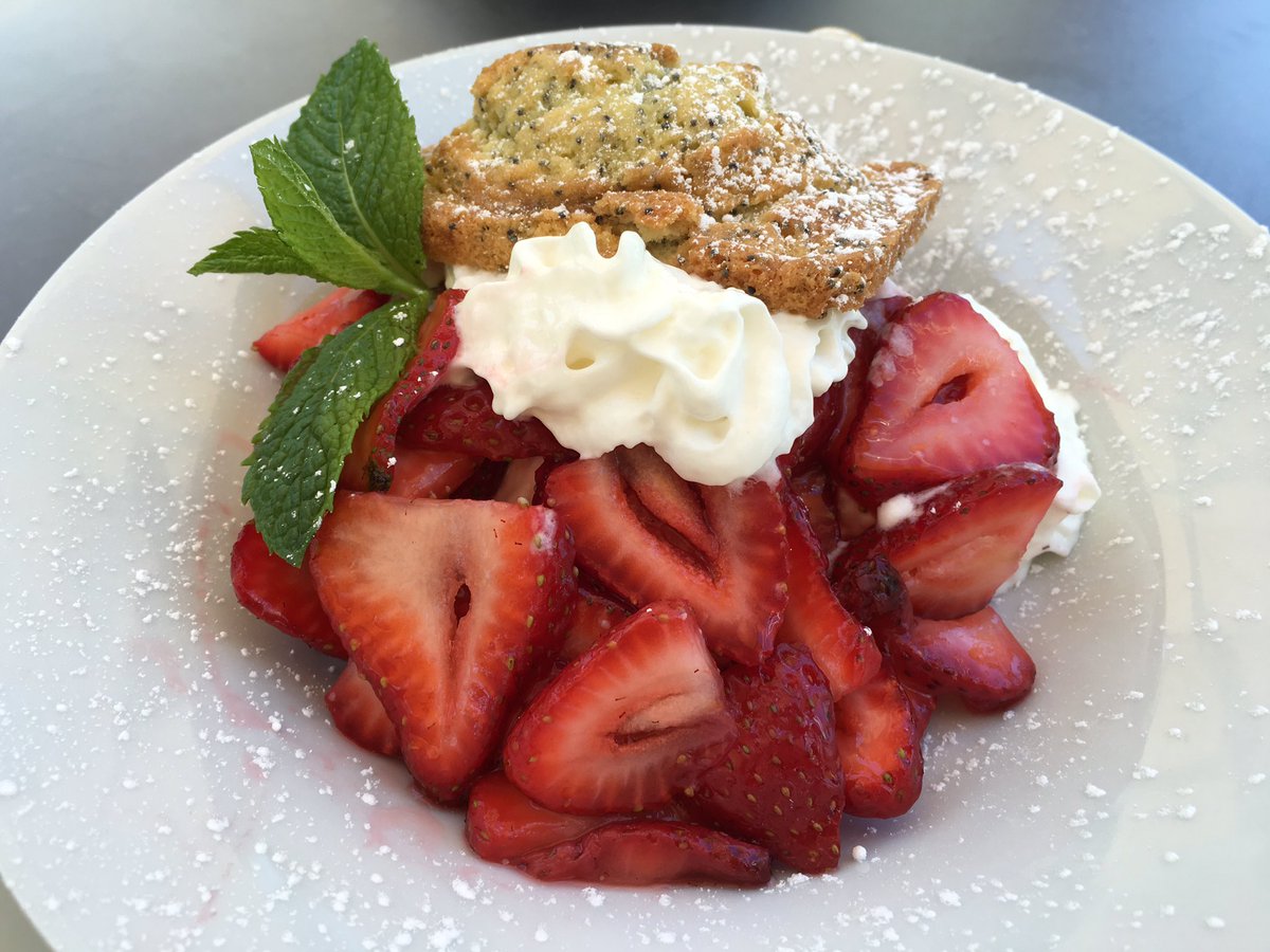 DepLifestyleMag's tweet photo. Strawberry shortcake, ice cream, &amp; bouquets @DinahsPoolside in Palo Alto, chef @Gerrynaranjo #brunch time. https://t.co/RYBK9hSeuB