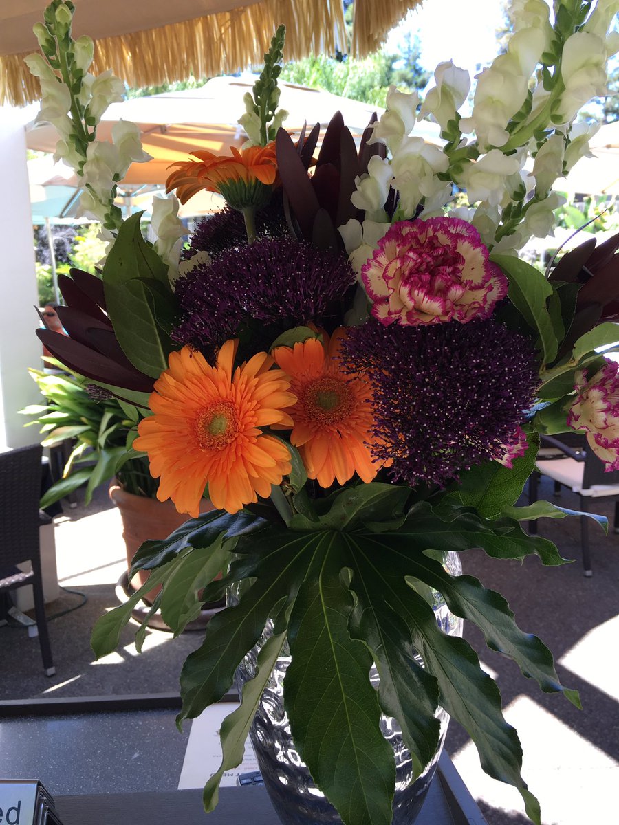 DepLifestyleMag's tweet photo. Strawberry shortcake, ice cream, &amp; bouquets @DinahsPoolside in Palo Alto, chef @Gerrynaranjo #brunch time. https://t.co/RYBK9hSeuB