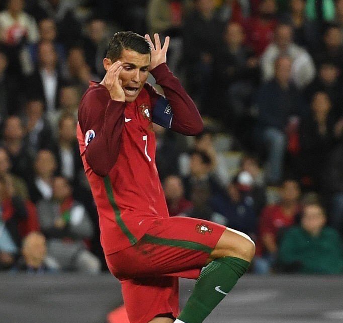 So92212's tweet photo. Cristiano il est troublant mdr https://t.co/ABd30MD5gb