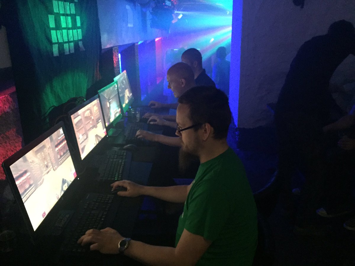 debuggerpartner's tweet photo. Quake Battle! https://t.co/hpuXHuhFmJ