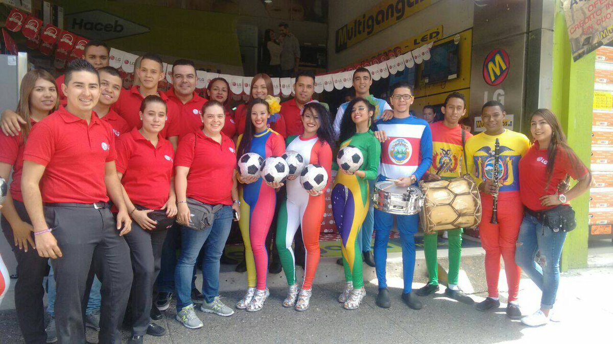 Contradanzacol's tweet photo. Seguimos celebrando la #CopaAmérica #USA2016 con la Comparsa #LG en Almacenes #HogaryModa @Lgus https://t.co/U9UR0U0aAA