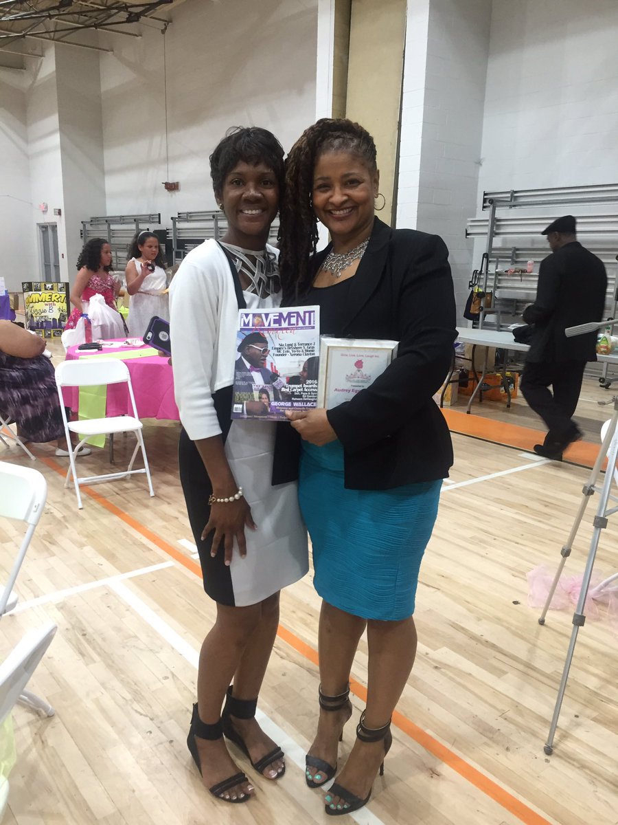 nancydcraw's tweet photo. Today, I had the distinguished honor to introduce this awesome entertainment icon!@NJTheMovement @GirlsLLL #2016WWC https://t.co/9nXQU3Xzk0