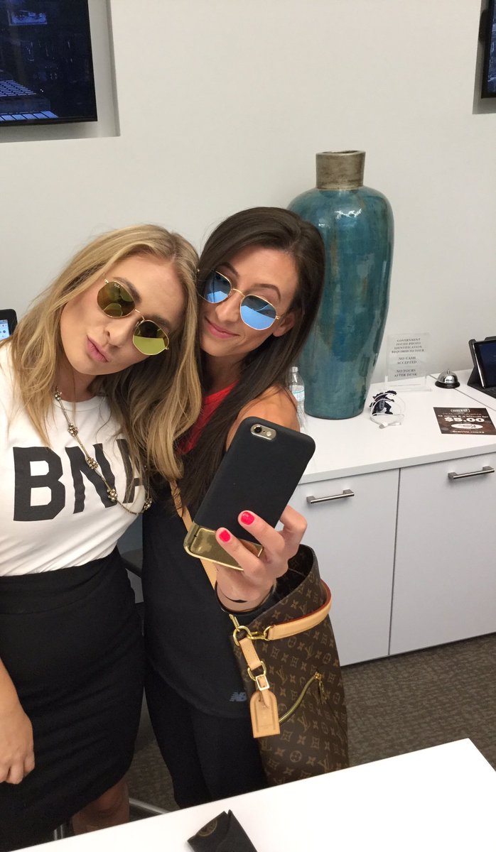lindsaynbennett's tweet photo. 😎 Raybans &amp; Girlfrans #matching https://t.co/1cbkjRlxfR