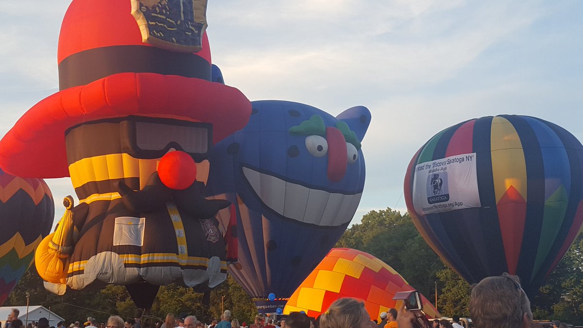 SBCFestival1's tweet photo. Look at those balloons! #SBCF2016 #balloonandcraft https://t.co/OvLIBh6d1q