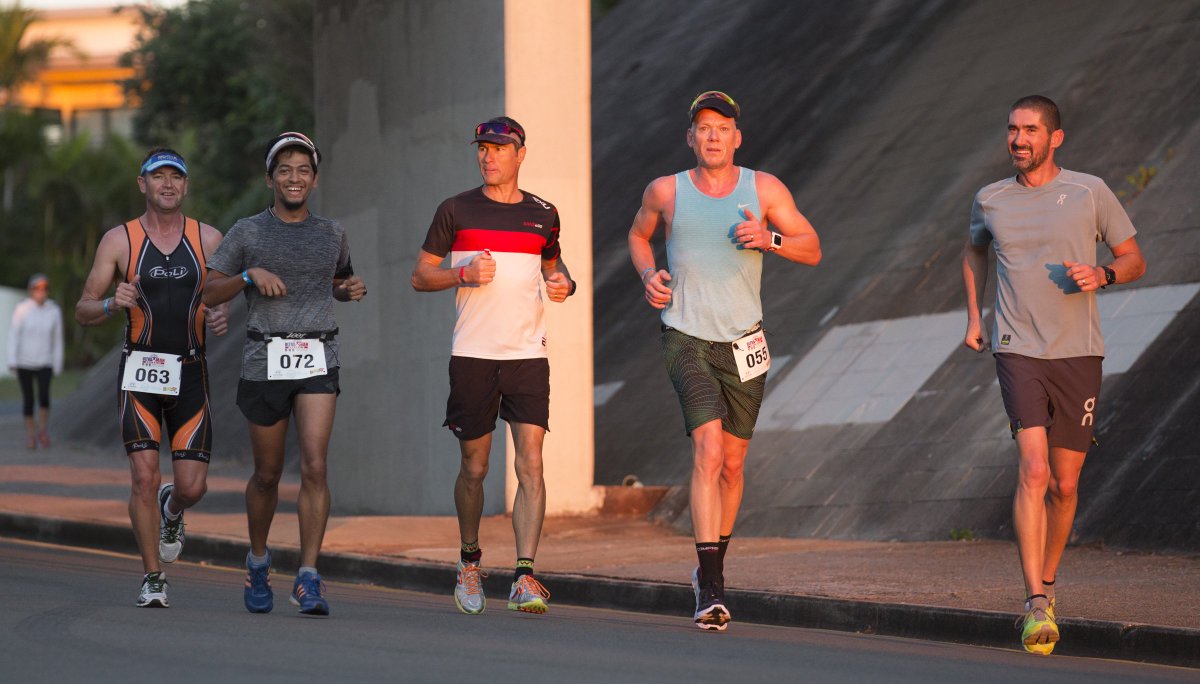 UltramanOz's tweet photo. @CrowieAlexander &amp; Keith Maricich pacing and inspiring Cam McKay, Savvy Shah, @rickyjeffs. #SpiritOfUltramanOz https://t.co/YVKaBPnCJm