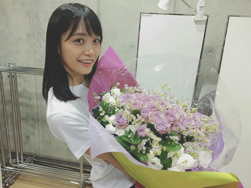 きょん 深川麻衣さん推し On Twitter 伊藤万理華さんのブログからは こちらの写真を この花束 よく見たらハルジオンが入ってる 伊藤万理華 深川麻衣卒業おめでとう Https T Co Eak2ggdxyi Twitter