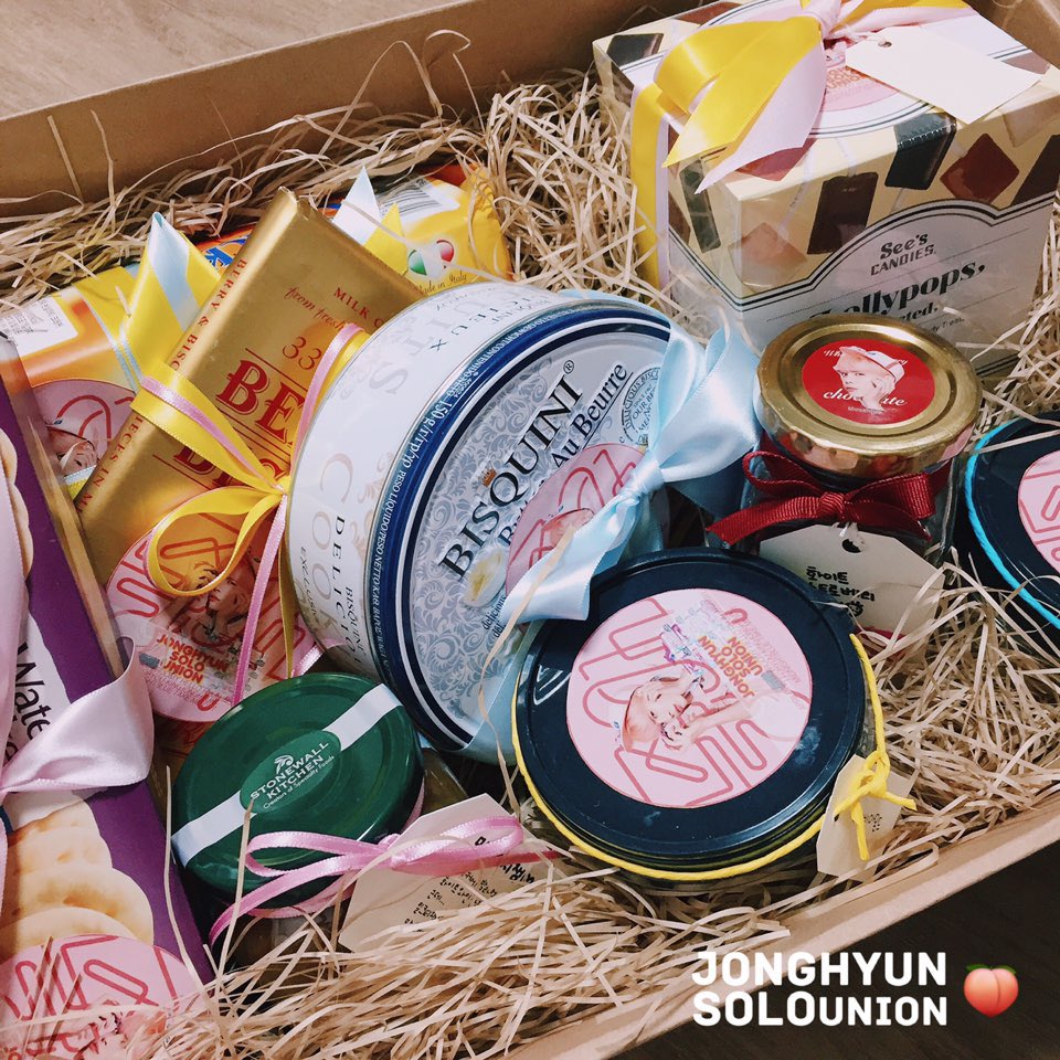 종현이를 위한 선물🎁🎁 와인과 샴페인🍾 그리고 간단하게 곁들일 수 있는 것들은 함께 준비했습니다 ㅎㅅㅎ