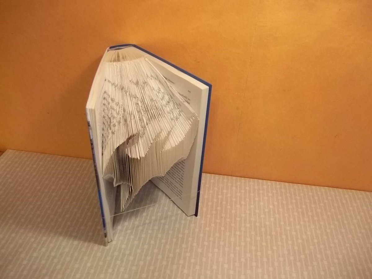 transhumaanists's tweet image. Folded book art - book sculpture gift - present - gift - batman th… tuppu.net/cd3d2a53 #etsymntt #UniquePresent