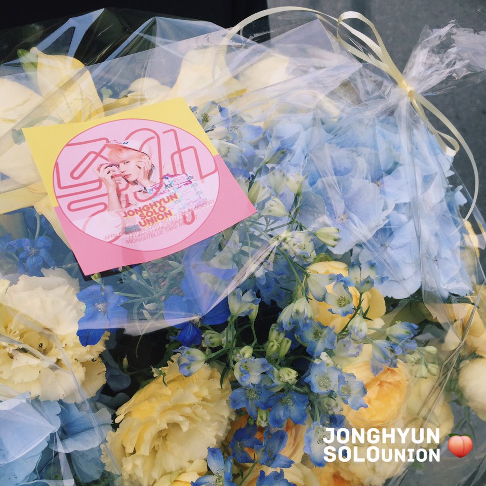 정규 1집 '좋아'활동을 마무리하는 종현이를 위해 조그마한 선물을 준비했습니다. ㅎㅅㅎ 그리고 간단하게 먹을 수 있는 컵케이크와 음료, 주전부리도 함께 넣었습니다. 한 달간 고마웠어요♡