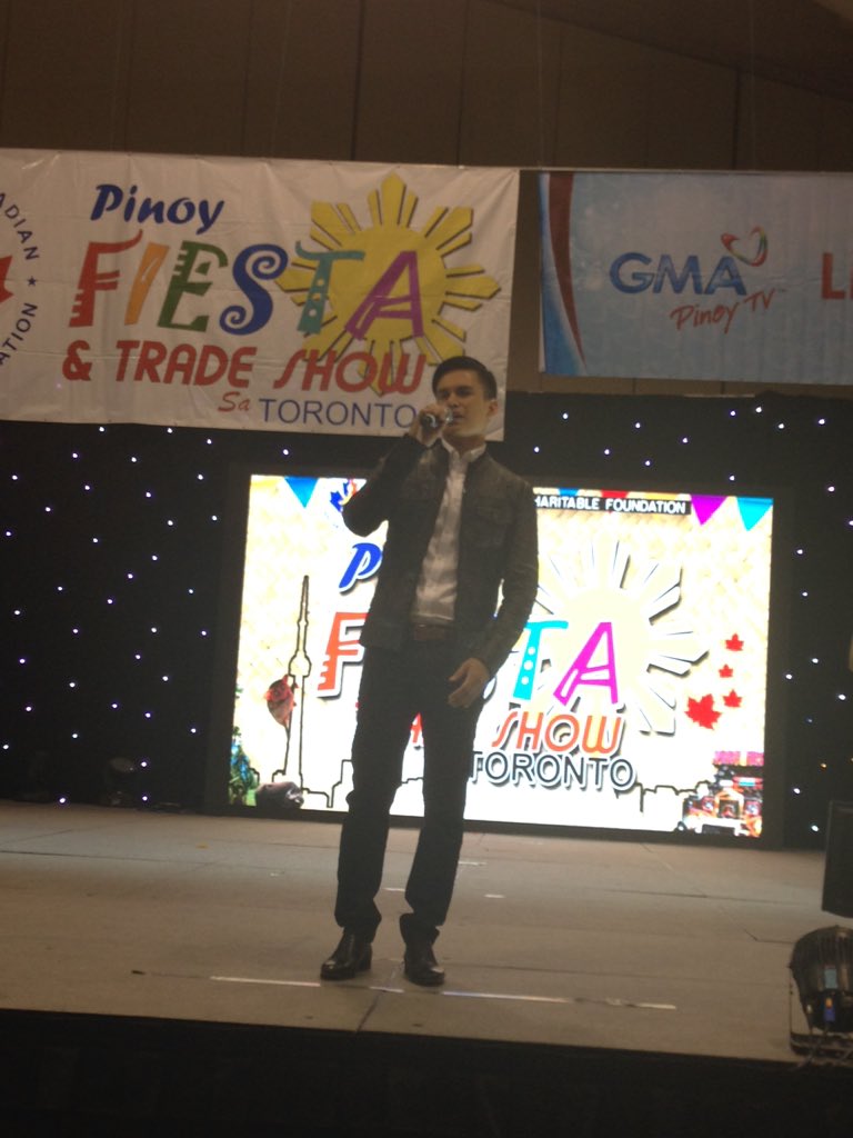 kapusointoronto's tweet photo. Tom sings 'hinahanap hanap kita' 

we wonder who this song is for 😁 #PinoyFiestaTO @gmapinoytv #GMAPinoyTv https://t.co/9KNyUUBvhf