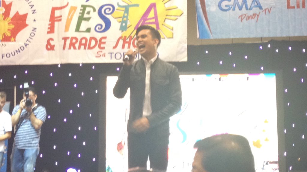 kapusointoronto's tweet photo. Tom sings 'hinahanap hanap kita' 

we wonder who this song is for 😁 #PinoyFiestaTO @gmapinoytv #GMAPinoyTv https://t.co/9KNyUUBvhf