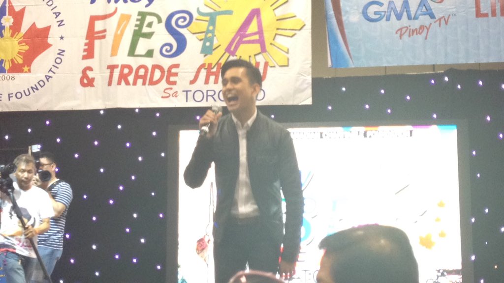 kapusointoronto's tweet photo. Tom sings 'hinahanap hanap kita' 

we wonder who this song is for 😁 #PinoyFiestaTO @gmapinoytv #GMAPinoyTv https://t.co/9KNyUUBvhf