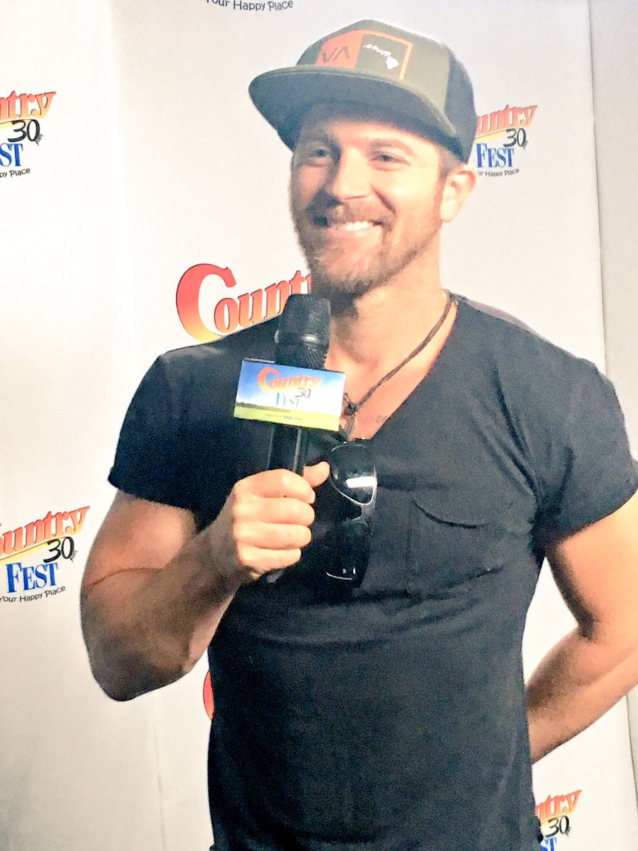 HoofbeatWI's tweet photo. Feelin' rowdy? You can't miss @KipMooreMusic coming up 8:45. He's ready for y'all! #CountryFest2016 #wildones https://t.co/F6CLnDBZTN