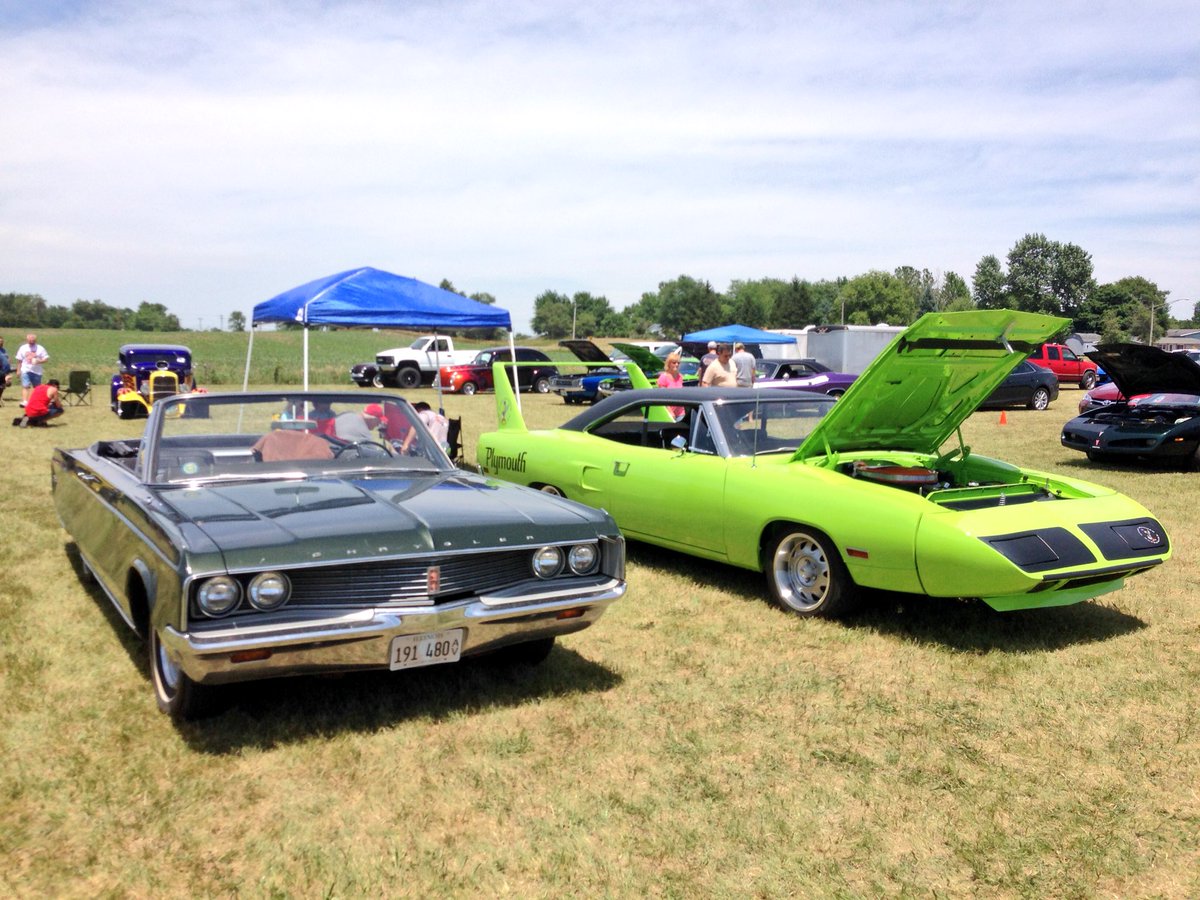 #Mopar I can't resist a picture when I spot cars of my father. #Chrysler 300 convertible and a #Plymouth #Superbird