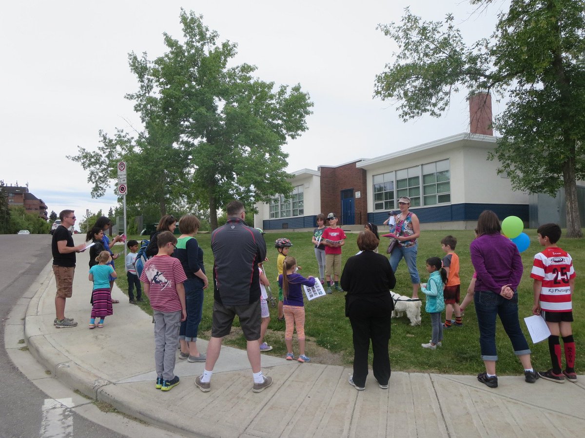 ShaganappiComm's tweet photo. Super fun heritage walk &amp; scavenger hunt thru #Shaganappi today as part of our #yycneighbourday event! #YYCGetMoving https://t.co/a8YZ5Dp5au