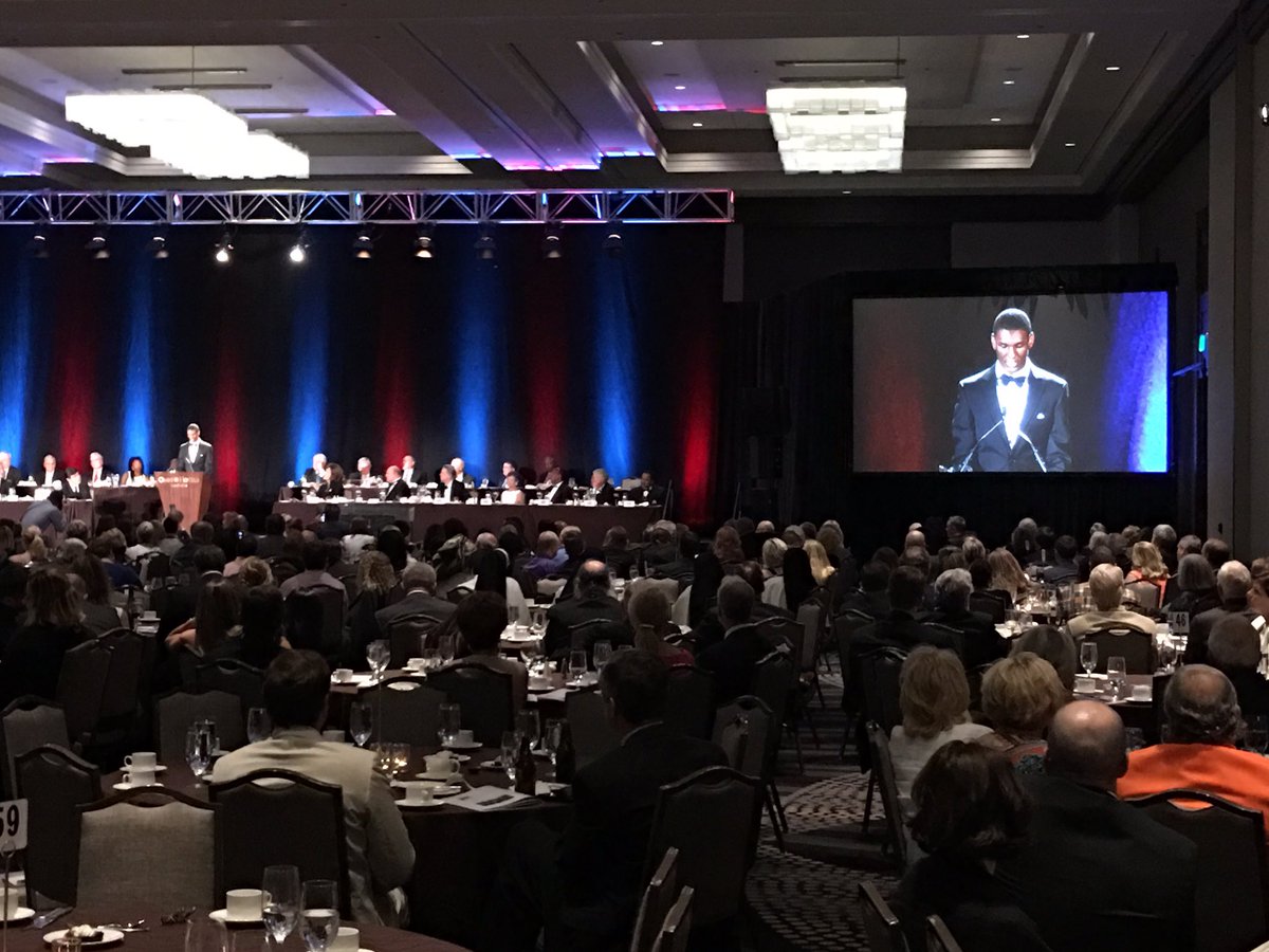 BIGJOEONTHEGO_'s tweet photo. Steve Mcnair's son accepting his fathers award for getting inducted into TN Sports HOF.. @Titans   emotional speech https://t.co/ecGbC0GCWX
