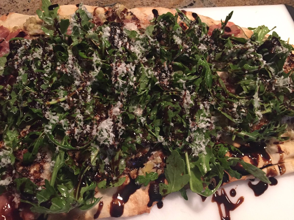 SmallDeluxe's tweet photo. Love that #BBQPizza. #arugula #prosciutto #Asiago #crackercrust https://t.co/vlckJTPtIF