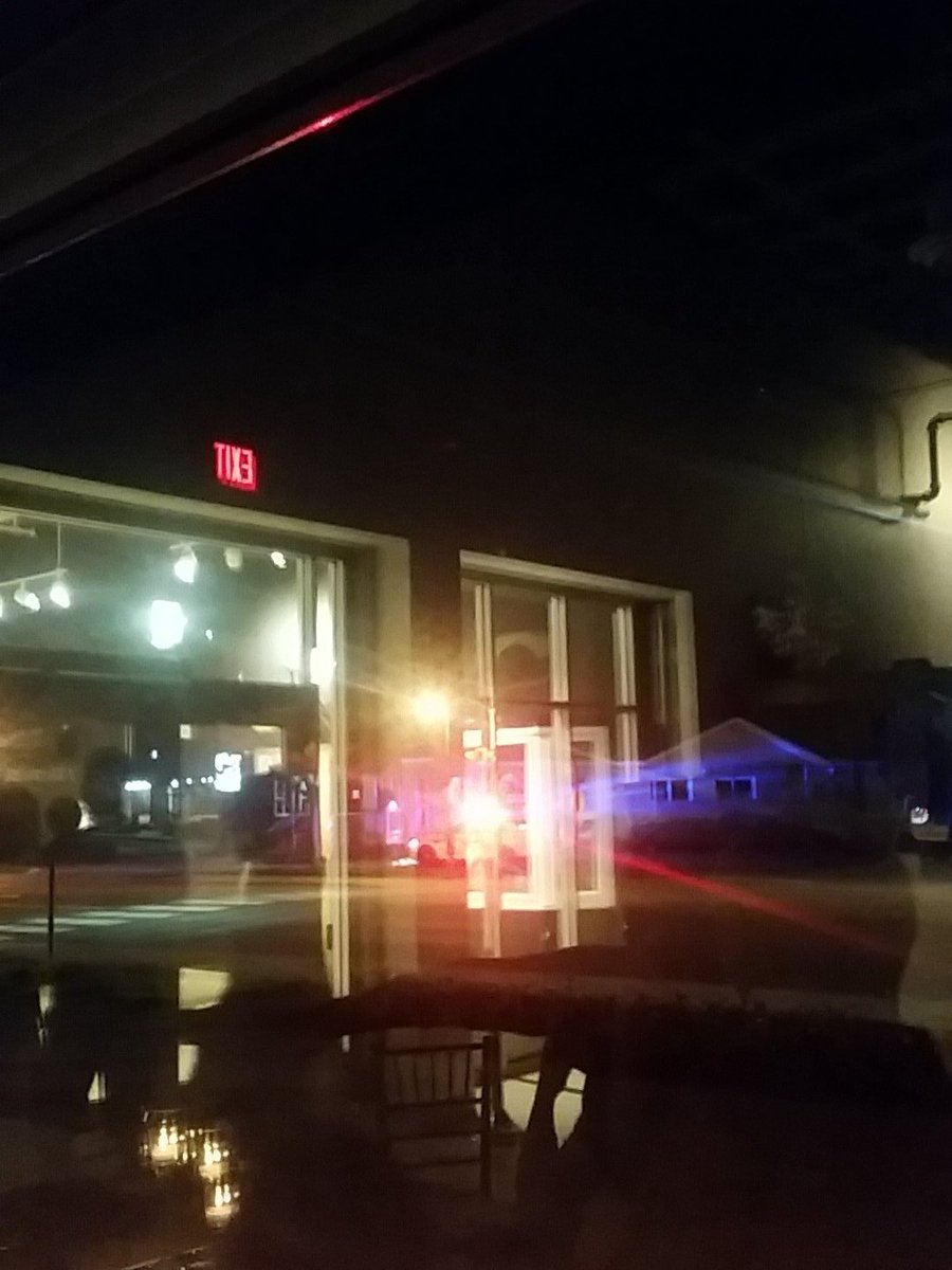 MathieuRobinson's tweet photo. riverview main street, i dont know whats going on. Cop took his gun out. https://t.co/SbFBh0Htrz