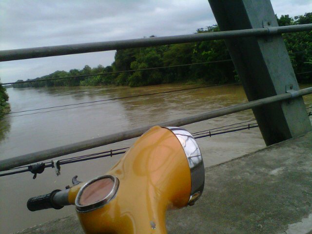 Bengawan Solo "airmu meluap sampai jauh" #solobanjir <a href="/SoloUpdate/">Solo Update #BeyondsInformation</a> foto dari jembatan Serenan