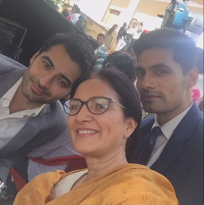 Harshad_AroraFC's tweet photo. @har1603 with cast of Dahleez😍 https://t.co/xI6xCBgjgN