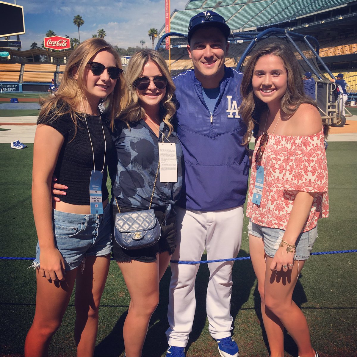 LTCustomStyle's tweet photo. Fun day at the ball park with my sissy's and @kikehndez #Dodgers https://t.co/IxVZDGPkFO